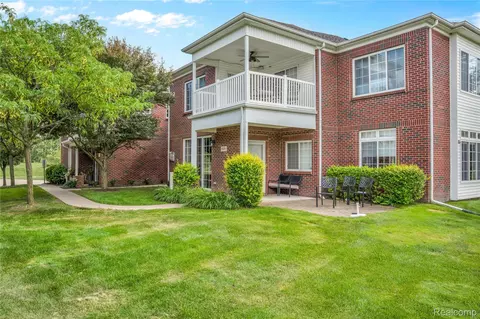 6933 Boulder Pointe Dr, Washington, MI 48094