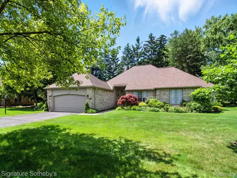 32326 Spruce Ln, Beverly Hills, MI 48025