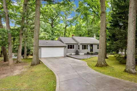 2064 Miles Rd, Lapeer, MI 48446