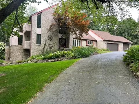 2862 Foxfire Dr, Milford, MI 48380