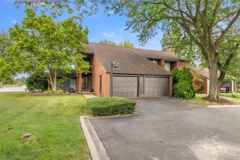 3011 Lindenwood Dr, Dearborn, MI 48120