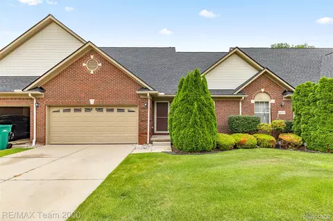 20701 Doves Pointe Dr, Brownstown, MI 48174