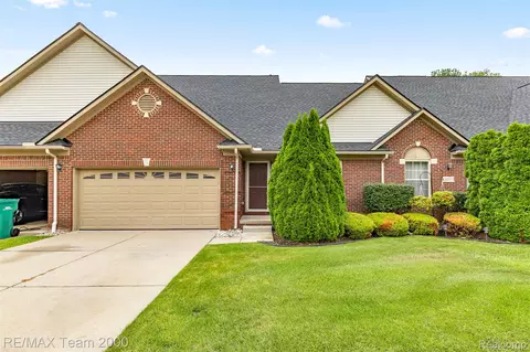 20701 Doves Pointe Dr, Brownstown, MI 48174