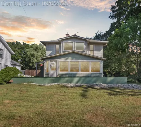 265 E Livingston Rd, Highland, MI 48356