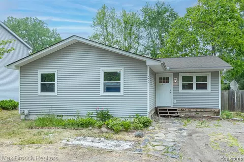 1075 Seabury Dr, Lake Orion, MI 48362