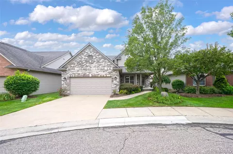 5729 Windspirit Ct #36, Waterford, MI 48327