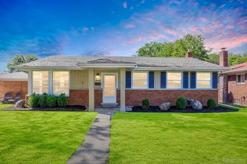22200 Lakeshire St, Saint Clair Shores, MI 48081