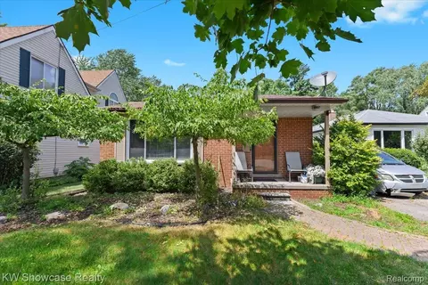 3994 Beechgrove Dr, Waterford, MI 48328