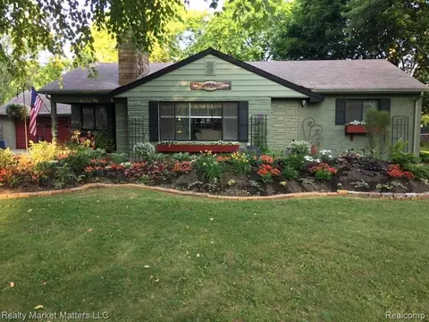4424 Killarney Park Dr, Burton, MI 48529