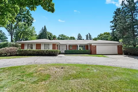 4401 Chisholm Trail Trl, Bloomfield Hills, MI 48301