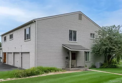 12260 Woodside Dr, Grand Blanc, MI 48439