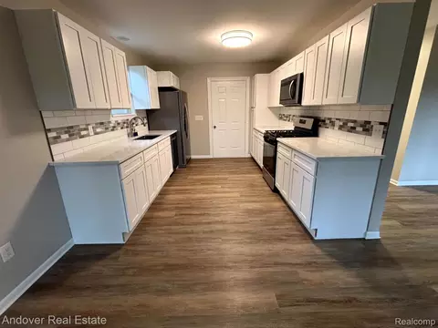 2540 Lister Dr, Pinckney, MI 48169