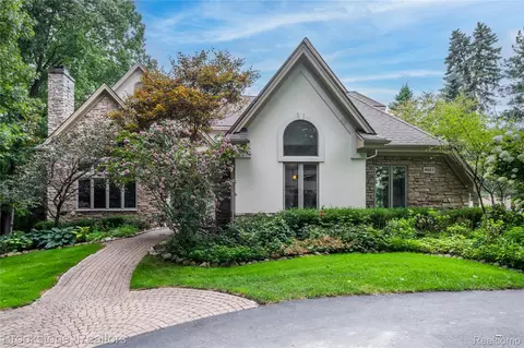 8003 Caribou Lake Ln, Springfield, MI 48346