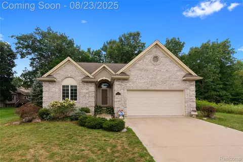 2234 Emeraldwood Trl, Flushing, MI 48433