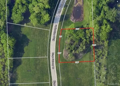 16658 Kings Fairway Ln, Grand Blanc, MI 48439