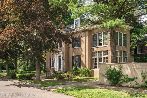 1704 Iroquois St, Detroit, MI 48214