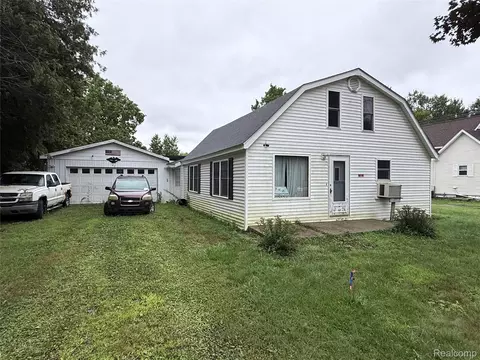 86 Gaige St, Croswell, MI 48422