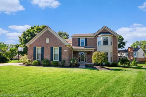 2407 Canoe Circle Dr, Orion, MI 48360