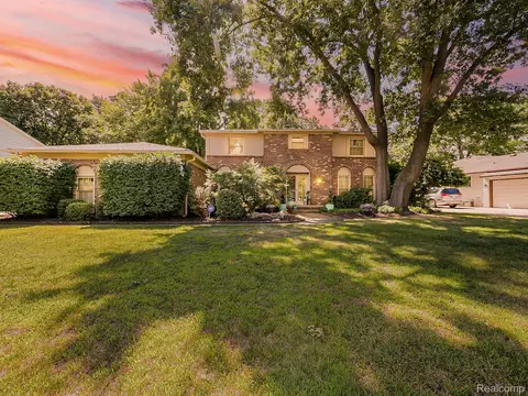 11924 Raintree Ct, Utica, MI 48315