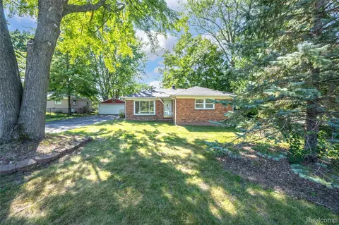3942 Joslyn Rd, Lake Orion, MI 48359