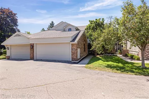 6027 Pebble Lane Ct, West Bloomfield, MI 48322