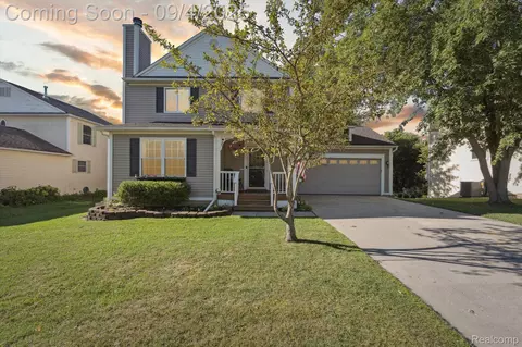 918 E Caroline St, Fenton, MI 48430