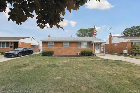 6484 Huntleigh St, Garden City, MI 48135