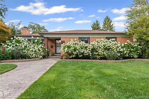 21101 Beaufait St, Harper Woods, MI 48225