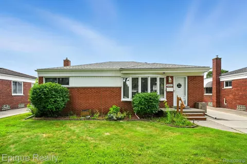 29213 Grant St, Saint Clair Shores, MI 48081