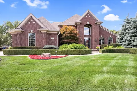 54127 Salem Dr, Shelby Township, MI 48316