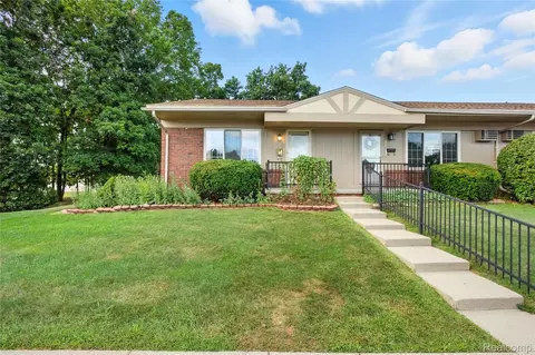 25321 Potomac Dr, South Lyon, MI 48178