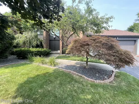 2 Brookwood Ln, Dearborn, MI 48120