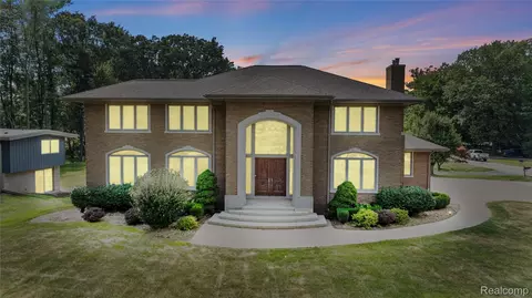 9281 Island Dr, Grosse Ile, MI 48138