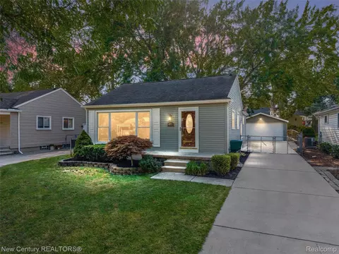 342 S Manitou Ave, Clawson, MI 48017