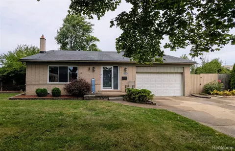 11555 Newbern Dr, Warren, MI 48093