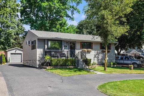 144 Bobolink Ave, Commerce, MI 48382