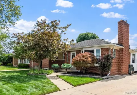 21124 Walton St, Saint Clair Shores, MI 48081