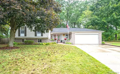 2880 Wareing Dr, Orion, MI 48360