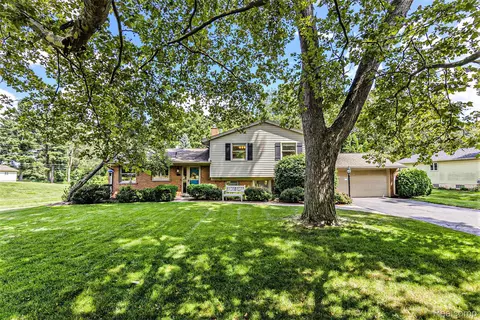 107 Orchardale Dr, Rochester Hills, MI 48309