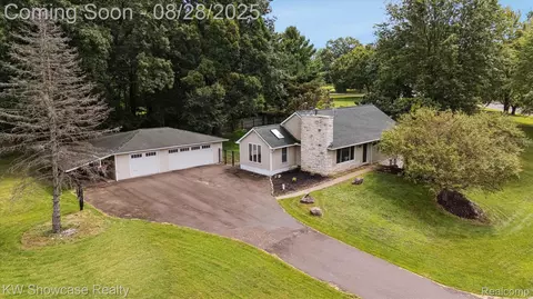 1051 Swan Ln, Fenton, MI 48430