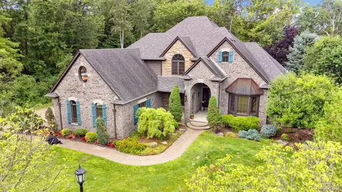 38293 Trillium Pl, Harrison, MI 48045