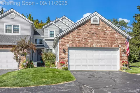 5886 Creekside Dr, Troy, MI 48085