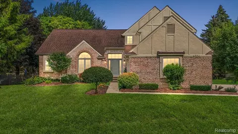 6952 Granger Dr, Troy, MI 48098