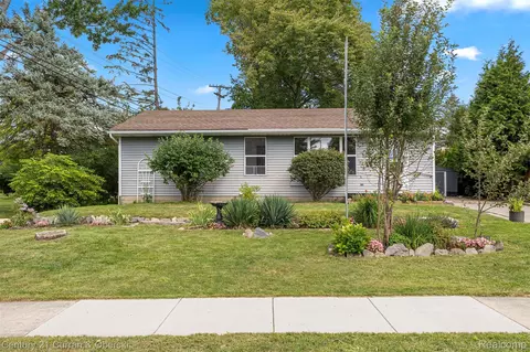 444 S Ridge St, South Lyon, MI 48178