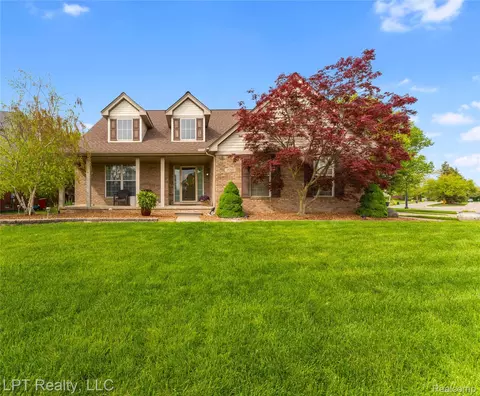 25345 Hunter Ln, Flat Rock, MI 48134