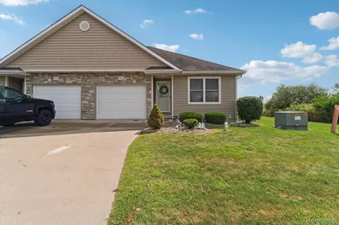 7031 Stratford Ln, Flushing, MI 48433