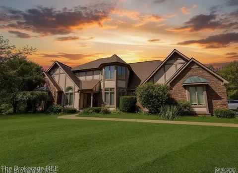 12088 Pinebrook Ln, Green Oak, MI 48178