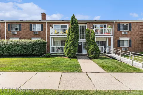 2400 Parmenter Blvd #207, Royal Oak, MI 48073