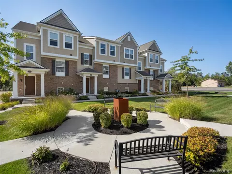 4929 Treeside Ln, Troy, MI 48098