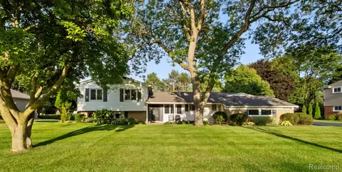821 Castlebar Dr, Rochester Hills, MI 48309